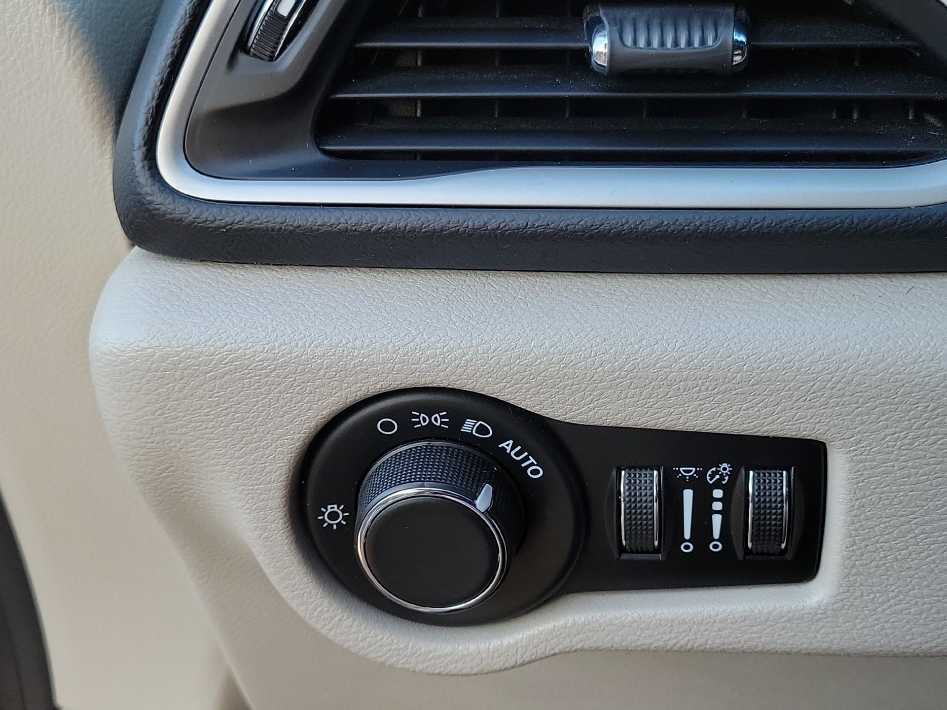 Certified 2023 Chrysler Voyager LX FWD image 12