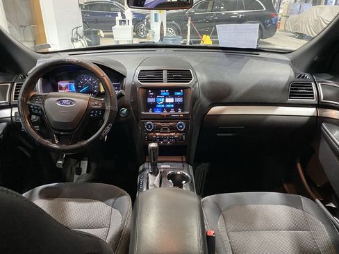 Used 2017 Ford Explorer XLT w/ Equipment Group 201A FWD image 2