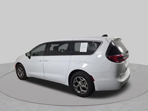 Used 2024 Chrysler Pacifica Limited AWD/4WD image 10