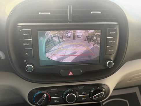 Used 2022 Kia Soul LX image 18