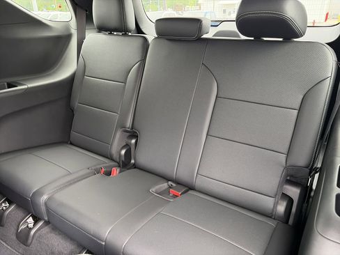Used 2025 Chevrolet Traverse LT w/ Driver Confidence Package FWD image 32