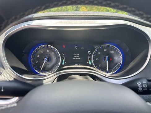 Certified 2026 Chrysler Pacifica Limited w/ S Appearance Package FWD image 29