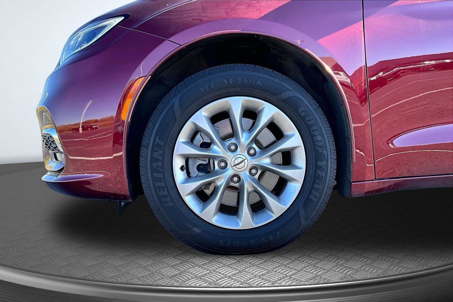 Used 2023 Chrysler Pacifica Touring-L AWD/4WD image 9