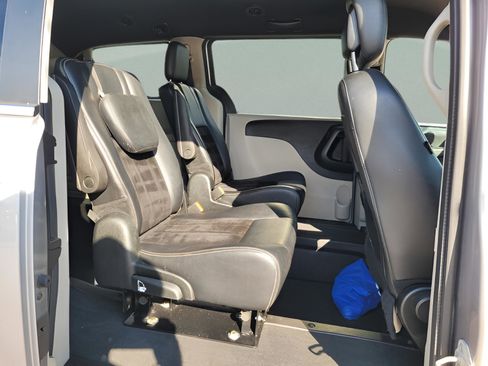 Used 2018 Dodge Grand Caravan SXT image 19