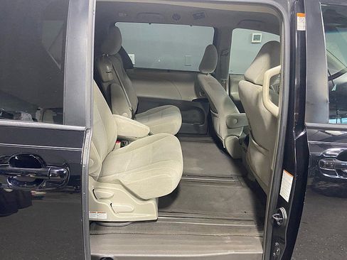 Used 2017 Toyota Sienna LE image 15