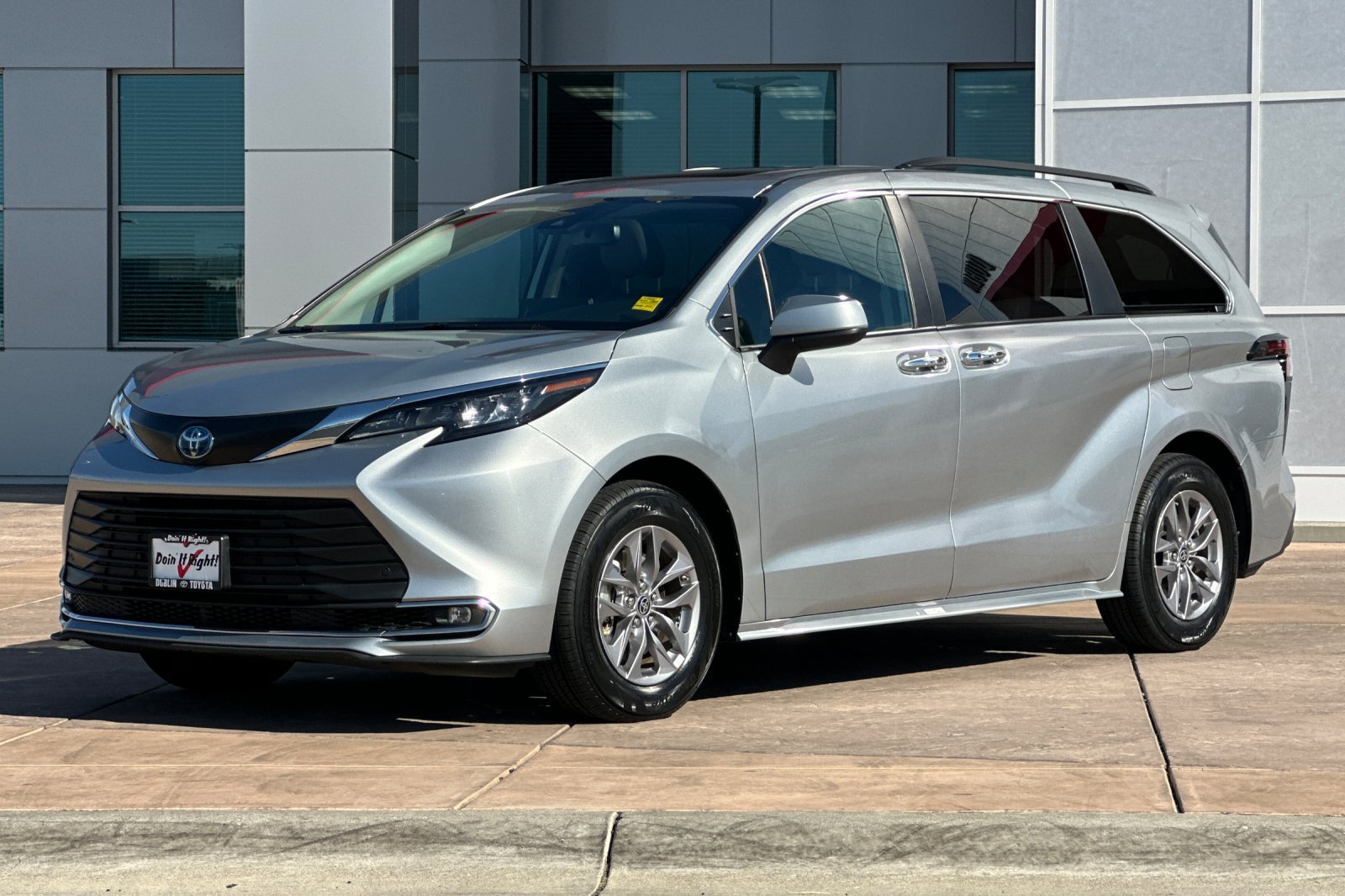 Certified 2024 Toyota Sienna XLE FWD image 10