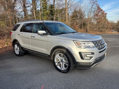 Used 2017 Ford Explorer Limited w/ Equipment Group 301A image 7