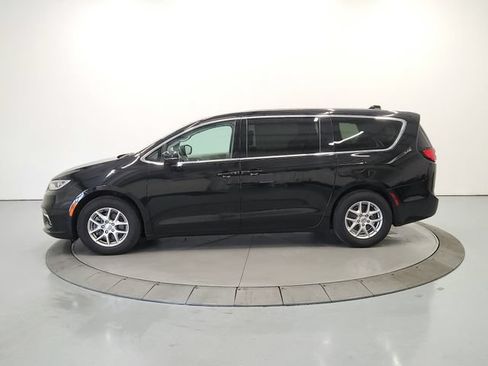 Used 2024 Chrysler Pacifica Touring-L FWD image 5