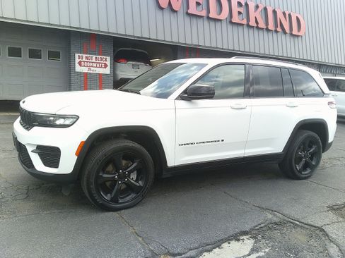 Used 2023 Jeep Grand Cherokee Altitude AWD/4WD image 13