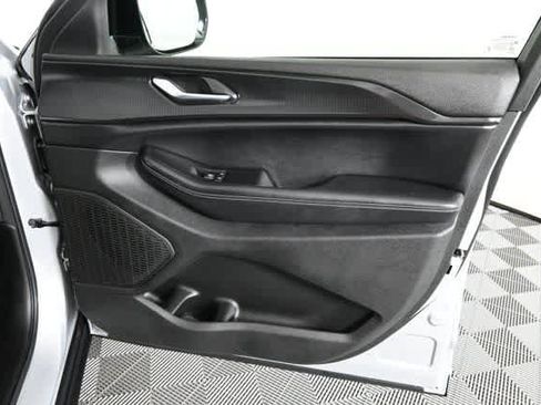 Used 2024 Jeep Grand Cherokee Altitude image 11