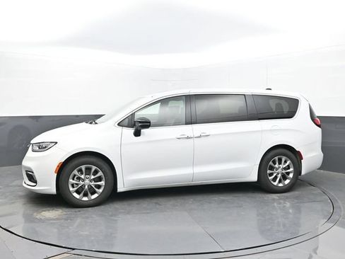 Used 2026 Chrysler Pacifica Limited FWD image 2