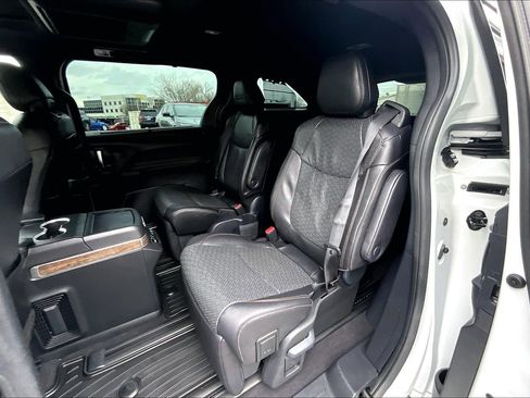 Used 2025 Toyota Sienna Platinum image 25