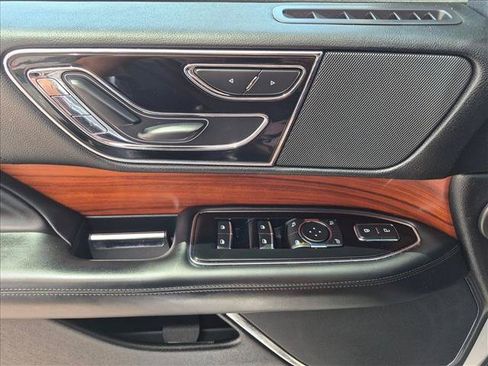 Used 2019 Lincoln Navigator Select AWD/4WD image 15