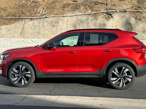 Used 2025 Volvo XC40 B5 Plus image 8