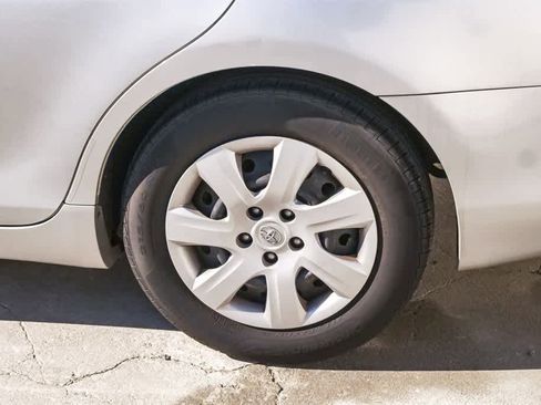 Used 2011 Toyota Camry LE image 6