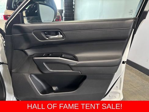Used 2023 Nissan Pathfinder SL w/ Black Appearance Package AWD/4WD image 19