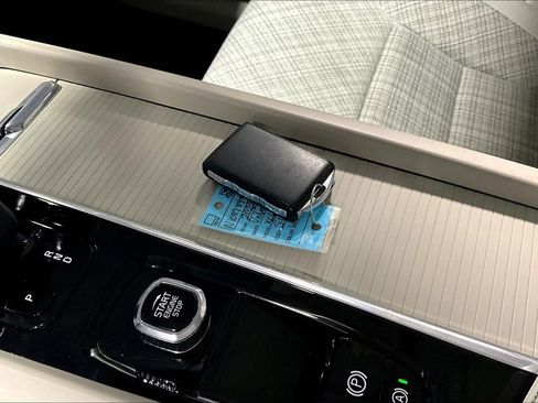 Used 2022 Volvo XC60 B5 Momentum image 13