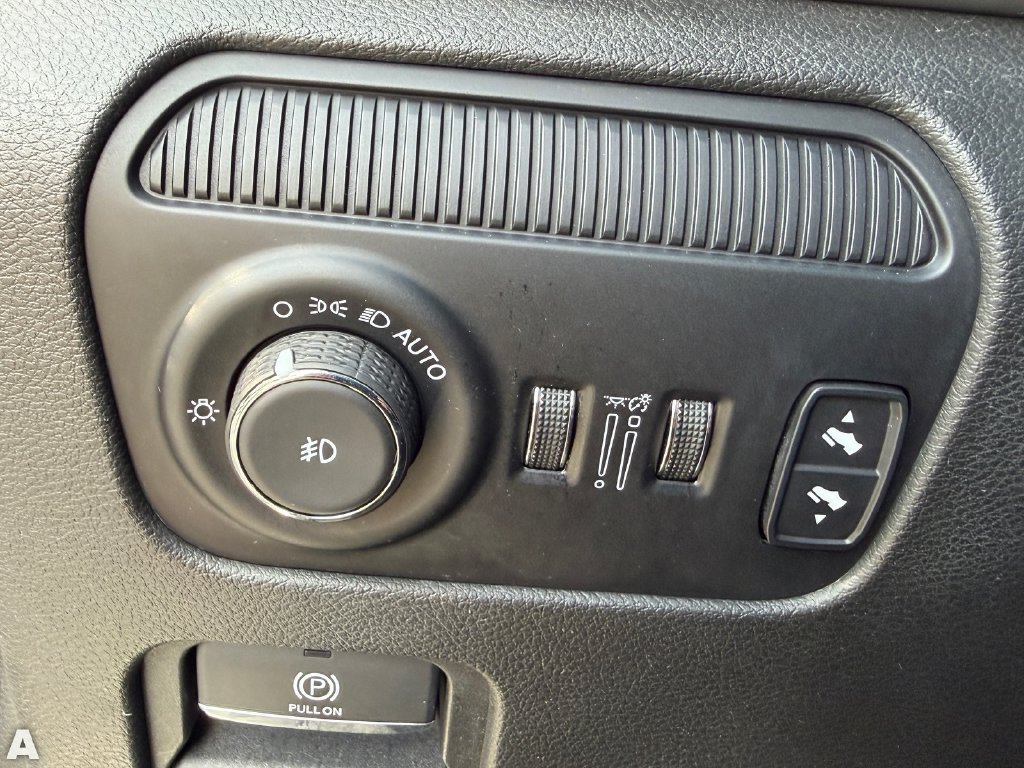 Certified 2024 Jeep Wagoneer L Series II RWD image 18