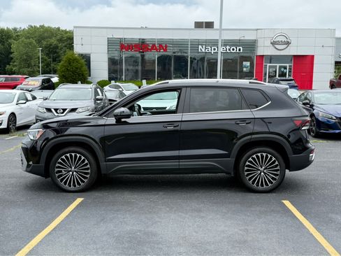 Used 2025 Volkswagen Taos SE FWD image 4