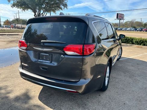 Used 2018 Chrysler Pacifica Touring-L image 5