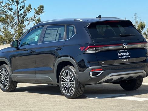 New 2026 Volkswagen Taos SE image 6