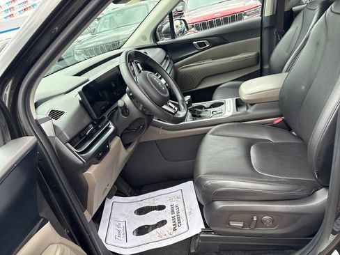 Used 2025 Kia Carnival FWD image 8