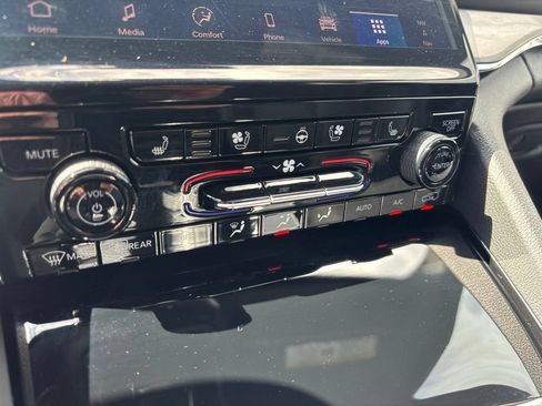 Used 2024 Jeep Grand Cherokee Overland w/ Adv Protech Group III AWD/4WD image 29