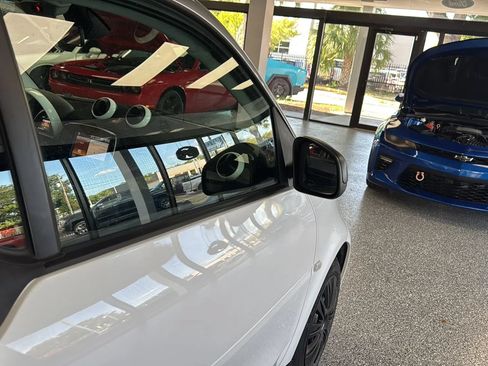 Used 2017 smart fortwo pure RWD image 36