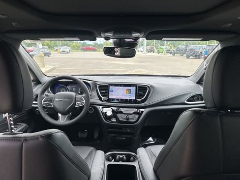 New 2026 Chrysler Pacifica Select FWD image 24