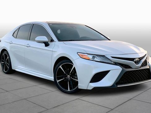 Used 2020 Toyota Camry XSE image 3