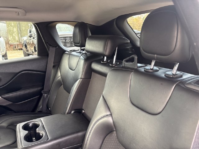 Used 2019 Jeep Cherokee Latitude Plus w/ Cold Weather Group AWD/4WD image 19