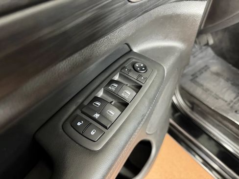Used 2019 Jeep Grand Cherokee Altitude AWD/4WD image 16