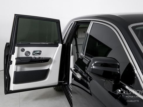 Certified 2025 Rolls-Royce Phantom Sedan image 28