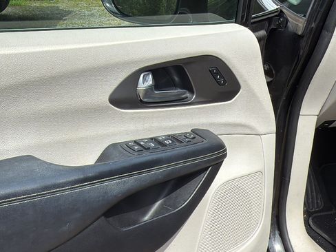 Used 2021 Chrysler Pacifica Touring-L FWD image 14