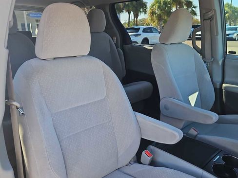 Used 2017 Toyota Sienna LE image 26
