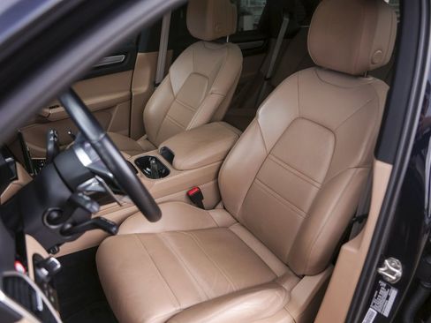 Certified 2023 Porsche Cayenne Platinum Edition image 5