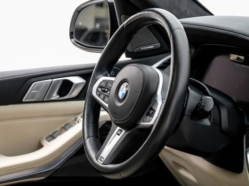 Used 2021 BMW X7 M50i image 11