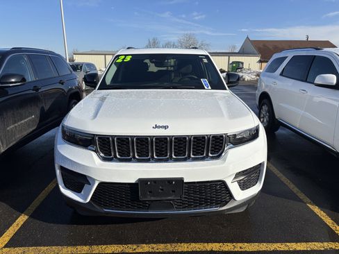 Used 2023 Jeep Grand Cherokee Laredo w/ Luxury Tech Group I image 3