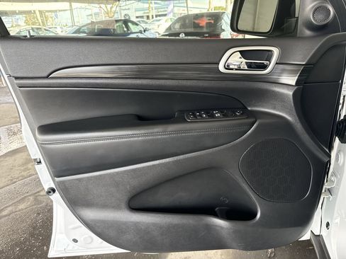 Used 2022 Jeep Grand Cherokee Laredo X image 21