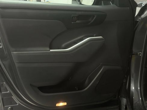 Used 2025 Toyota Highlander LE FWD image 14