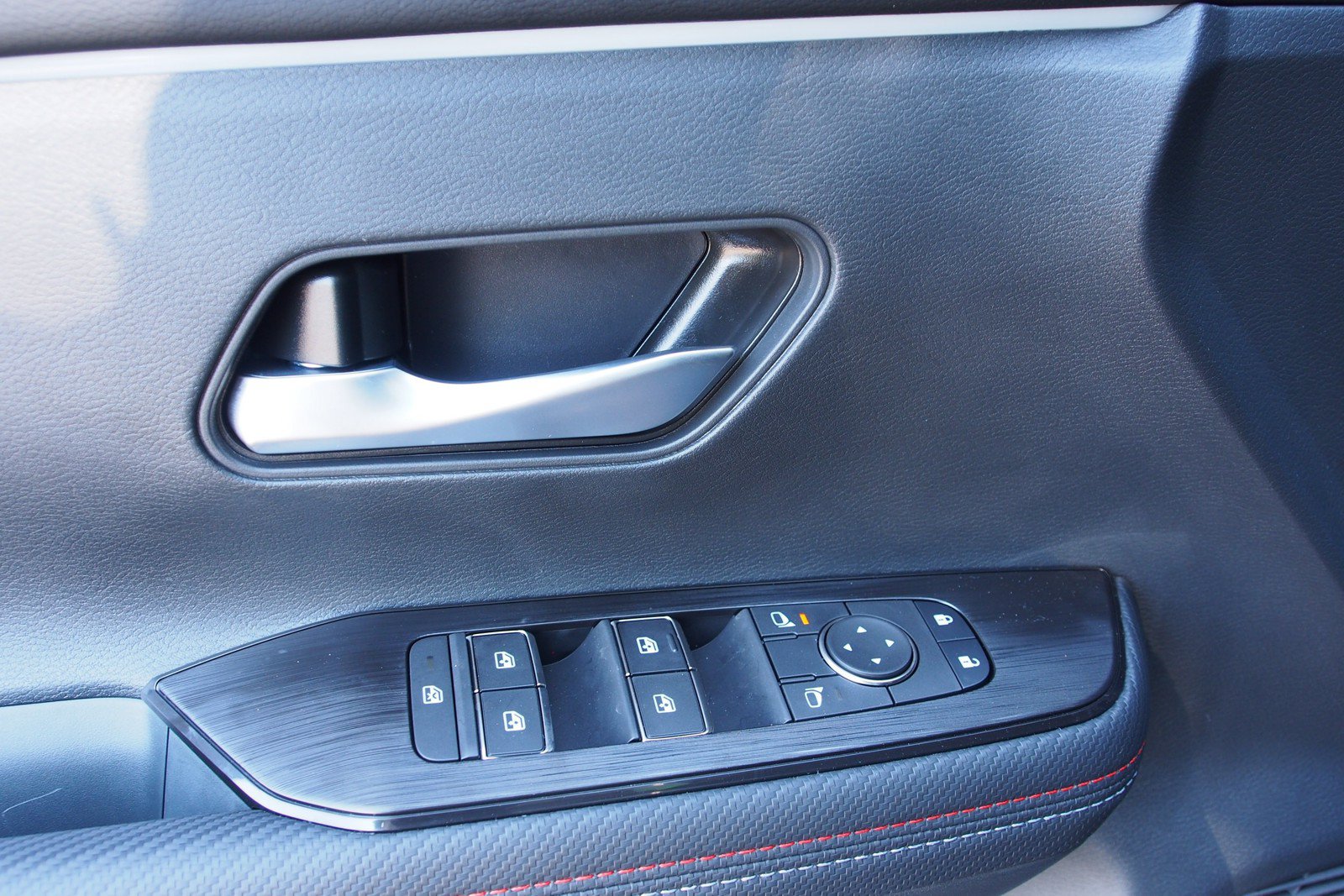 Used 2026 Nissan Kicks SR FWD image 17
