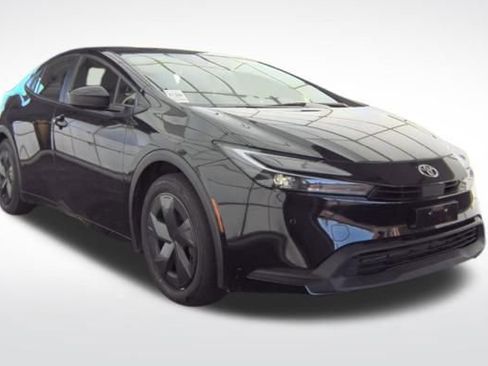 Used 2024 Toyota Prius LE image 3