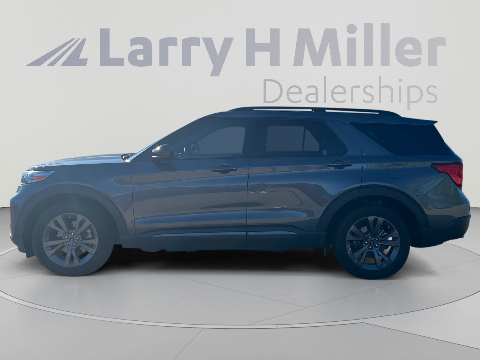 Used 2023 Ford Explorer XLT w/ Equipment Group 202A RWD image 2
