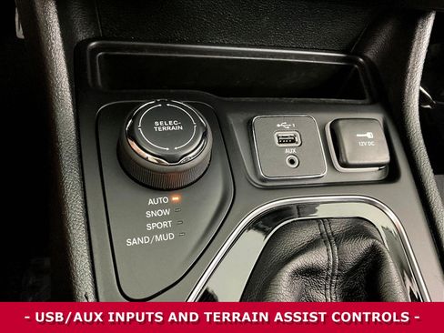 Used 2019 Jeep Cherokee Latitude Plus AWD/4WD image 16