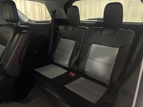Used 2022 Ford Explorer XLT w/ Equipment Group 202A AWD/4WD image 30