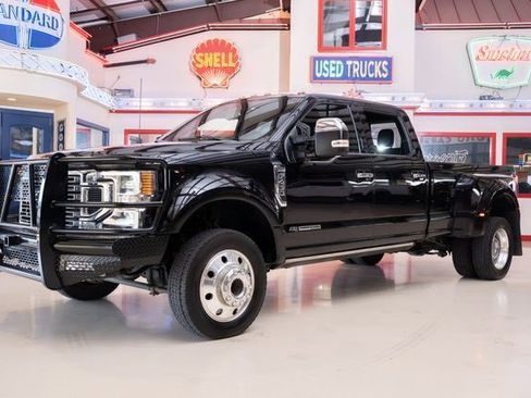 Used 2022 Ford F450 Platinum w/ FX4 Off-Road Package image 2