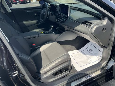 Used 2025 Lexus ES 300h w/ Premium Package FWD image 29