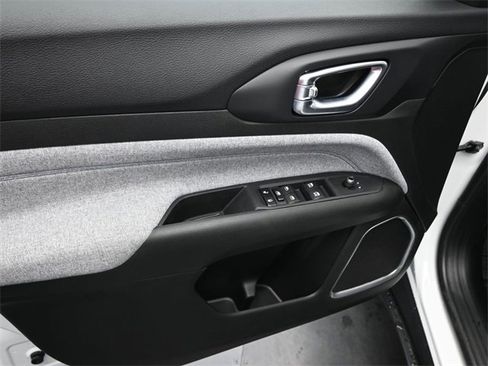 Used 2025 Jeep Compass Sport image 22