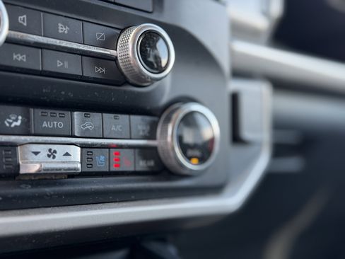 Used 2022 Ford Expedition Max XLT image 3