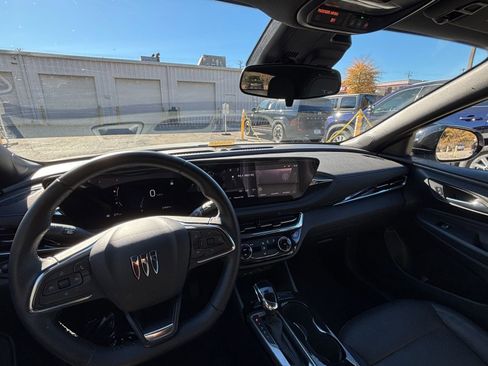 Used 2025 Buick Envista Sport Touring image 33